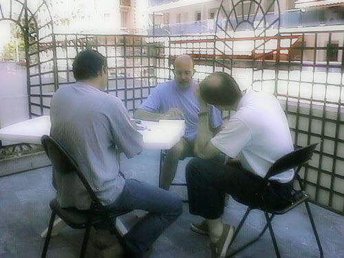 Gli allievi si consultano dopo un esercizio durante un corso estivo di PNL...