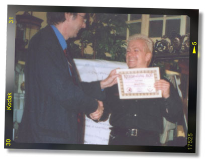 Ivano Pedini mentre riceve l'attestato NLP Trainer dal Dr.Marco Paret...