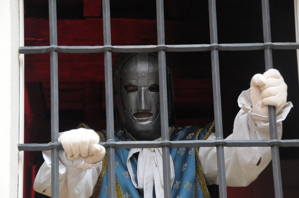 Liberiamo l’uomo dalla maschera di ferro